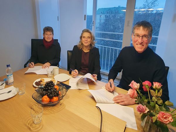 V.l.n.r.: Sabine Große, Bereichleiterin Finanzen und Verwaltung der Heinz Sielmann Stiftung, Dr. Andrea Hübner, Vorständin der Margarete-Ammon-Stiftung, und Jochen Paleit, Vorstandsvorsitzender der Heinz Sielmann Stiftung bei der Vertragsunterzeichnung am 10.02.2025.