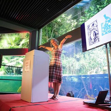 Barbara Geiger stimmte das Publikum mit ihrem Programm "Fräulein Brehms Tierleben" ein. Foto: Tanja Marotzke