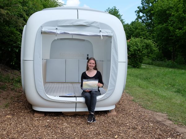 Mitarbeiterin Laura Gonschorek, zuständig für touristische Angebote auf Gut Herbigshagen, präsentiert die neue Übernachtungsmöglichkeit.