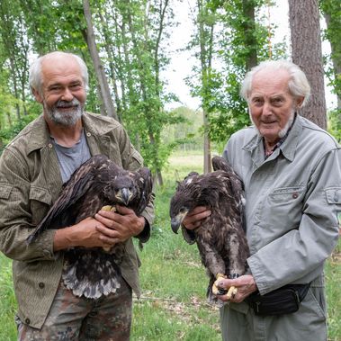 Heino Kasper und Horst Köpke nach erfolgreicher Beringung der jungen Seeadler.