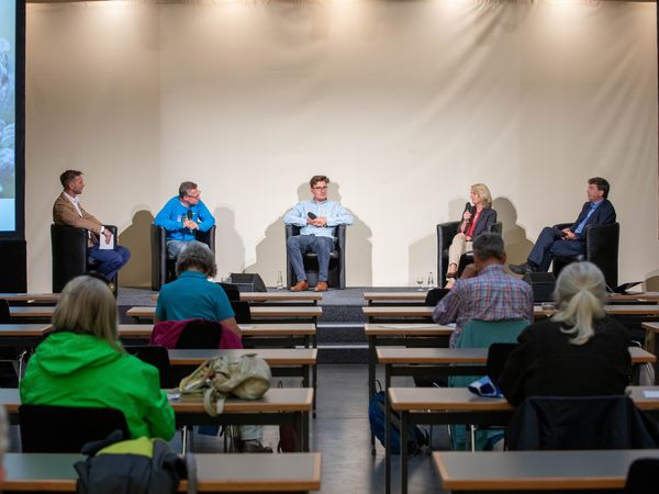 Sielmann Dialog im Umweltforum Berlin: Alexander Greiner (Moderation), Ole Müggenburg (Voelkel), Jan Hellberg (Aurelia Stiftung), Dr. Karin Stein-Bachinger (ZALF), Dr. Hannes Petrischak (Heinz Sielmann Stiftung)