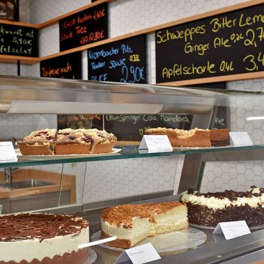 Ab sofort gibt es im Café wieder Kuchen, Snacks und Getränke. 