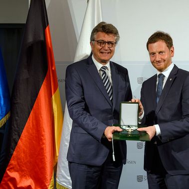 Ministerpräsident Michael Kretschmer (rechts) würdigte die besondere Verbundenheit Fritz Brickweddes mit dem Freistaat Sachsen und sein Engagement für den Umweltschutz in Ostdeutschland. Foto: DBU/Pawel Sosnowski