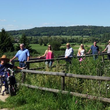 Gemeinderäte der Gemeinde Rielasingen-Worblingen, Bürgermeister Ralf Baumert und Stiftungsvorsitzender Michael Beier vor dem Heinz-Sielmann-Weiher in Rielasingen-Worblingen.