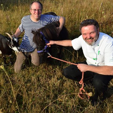  Kai Behncke (links), Initiator des Projekts „Blumiges Melle“, fand in Volker Wiesenhahn und auch in den Tieren des Gnadenhofs Mitstreiter für den Insektenschutz. Zu den „Rasenmähern“ gehören Zwergziege Cindy und Pony Nika. Foto: Henning Müller-Detert, Landkreis Osnabrück