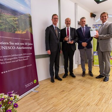 Seine Königliche Hoheit Bernhard Prinz von Baden (links) und Peter Südbeck (2. v.r.) überreichten die Auszeichnung an Landrat Thomas Reumann (2. v.l.) und Tobias Brammer (rechts).