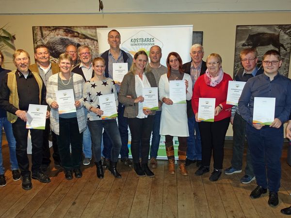 Ausgezeichnete Vertreter der Erzeugergemeinschaft „Kostbares Südniedersachsen“ erhalten die Glaubwürdigkeitsurkunde. Foto: Regionaler Erzeugerverband Südniedersachsen e.V.