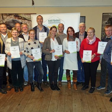 Ausgezeichnete Vertreter der Erzeugergemeinschaft „Kostbares Südniedersachsen“ erhalten die Glaubwürdigkeitsurkunde. Foto: Regionaler Erzeugerverband Südniedersachsen e.V.