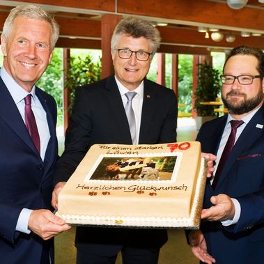 "Für einen starken Löwen": Dr.-Ing. E.h. Fritz Brickwedde (M.) - im Tierkreiszeichen Löwe geboren und engagiert für den Umbau von Löwengehege und -haus im Zoo Osnabrück - präsentiert eine Geburtstagstorte mit Bundespräsident a.D. Christian Wulff (l.) und DBU-Generalsekretär Alexander Bonde. Foto: DBU