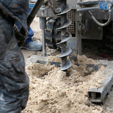 Im märkischen Sand versickert Wasser schnell. Ein Brunnen soll Abhilfe schaffen.