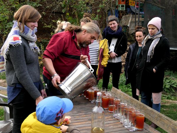 Ganz praktisch wurde das Thema Slow Food beim Besuch einer Mosterei. Foto: S. Wunderlich