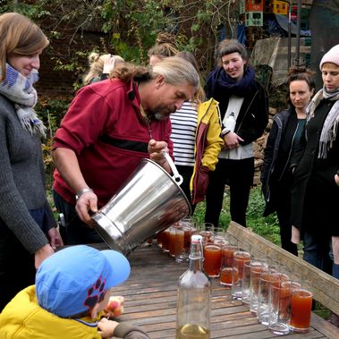 Ganz praktisch wurde das Thema Slow Food beim Besuch einer Mosterei. Foto: S. Wunderlich