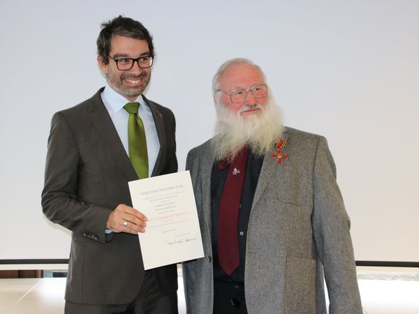 Staatssekretär Dr. Andre Baumann (links) überreicht Prof. Dr. Peter Berthold das Bundesverdienstkreuz am Bande. Foto: Sindy Bublitz