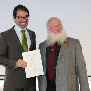 Staatssekretär Dr. Andre Baumann (links) überreicht Prof. Dr. Peter Berthold das Bundesverdienstkreuz am Bande. Foto: Sindy Bublitz