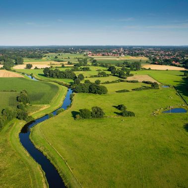 Die Vechte-Aue im Landkreis Grafschaft Bentheim aus der Vogelperspektive.