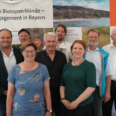 Gruppenfoto der offiziellen Projekteröffnung eines Moorrenaturierungsprojekts in Massing in Nordbayern 