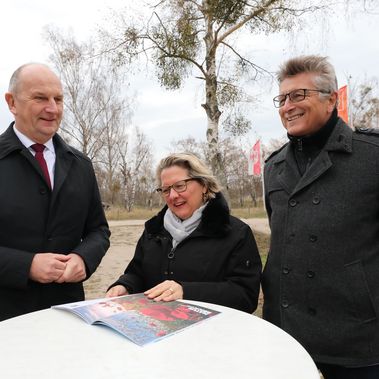 Ministerpräsident Dr. Dietmar Woidke, Bundesumweltministerin Svenja Schulze und Vorsitzender des Stiftungsrates Dr.-Ing E.h. Fritz Brickwedde. Foto: Tanja Marotzke