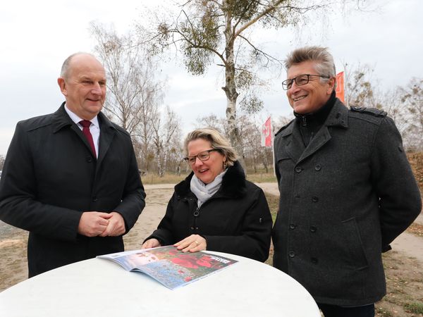 Ministerpräsident Dr. Dietmar Woidke, Bundesumweltministerin Svenja Schulze und Vorsitzender des Stiftungsrates Dr.-Ing E.h. Fritz Brickwedde. Foto: Tanja Marotzke