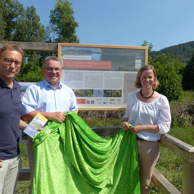 Gemeinsam mit Klaus-Dieter Schnell, Geschäftsführer der Internationalen Bodensee-Konferenz (IBK) und Ralf Baumert, Bürgermeister Rielasingen-Worblingen, enthüllte Projektleiterin Sindy Bublitz (v.l.n.r.) die Infotafel an der neuen Besucherplattform bei Rielasingen-Worblingen. Foto: Heinz Sielmann Stiftung