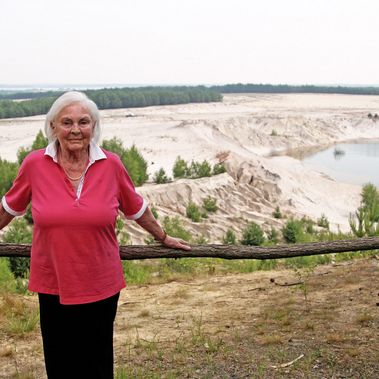 Inge Sielmann 2014 während eines Besuchs in Sielmanns Naturlandschaft Wanninchen vor der Kulisse des Lichtenauer Sees. 