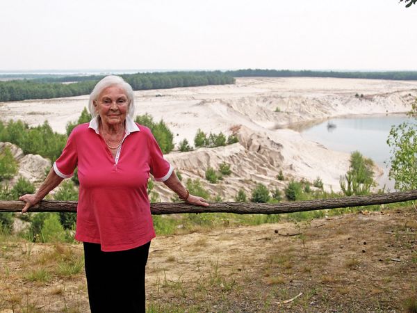 Inge Sielmann 2014 während eines Besuchs in Sielmanns Naturlandschaft Wanninchen vor der Kulisse des Lichtenauer Sees. 