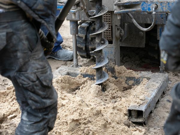 Im märkischen Sand versickert Wasser schnell. Ein Brunnen soll Abhilfe schaffen.