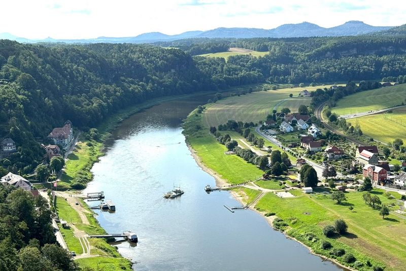 Ein Fluss fließt entlang von Häusern und Wald