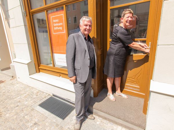 Umweltministerin Prof. Dr. Claudia Dalbert eröffnet gemeinsam mit Michael Beier, geschäftsführender Vorstand der Heinz Sielmann Stiftung, das neue Projektbüro in Wittenberg. Foto: Nora Künkler