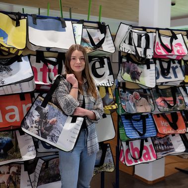 Stiftungsmitarbeiterin Laura Mothes präsentiert die Sielmann-Taschen Edition. Foto: Christoph Neumann