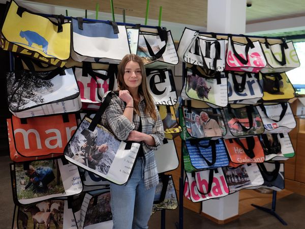 Stiftungsmitarbeiterin Laura Mothes präsentiert die Sielmann-Taschen Edition. Foto: Christoph Neumann