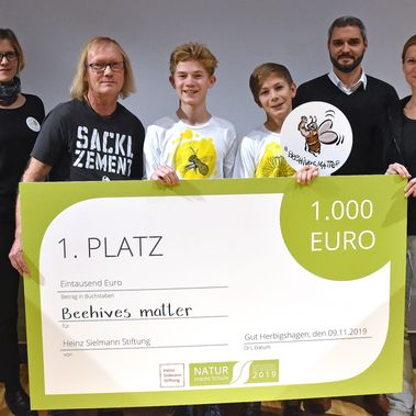 Lehrer Peter Pietschmann (2. v.l.) und Schüler Leo Schulte und Elias Sander vom Gymnasium Ursulaschule in Osnabrück freuen sich über den ersten Platz und den Scheck. Foto: Ines Blank