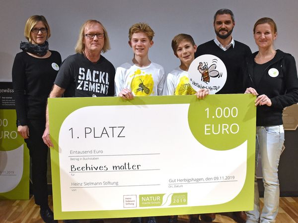 Lehrer Peter Pietschmann (2. v.l.) und Schüler Leo Schulte und Elias Sander vom Gymnasium Ursulaschule in Osnabrück freuen sich über den ersten Platz und den Scheck. Foto: Ines Blank