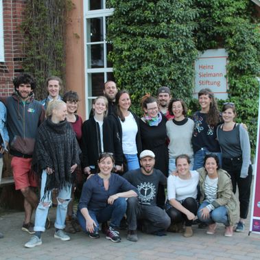 Ein Jahr später: Die Akademie-Teilnehmer 2017 beim ersten Alumni-Treffen auf Gut Herbigshagen. Foto: SFYA