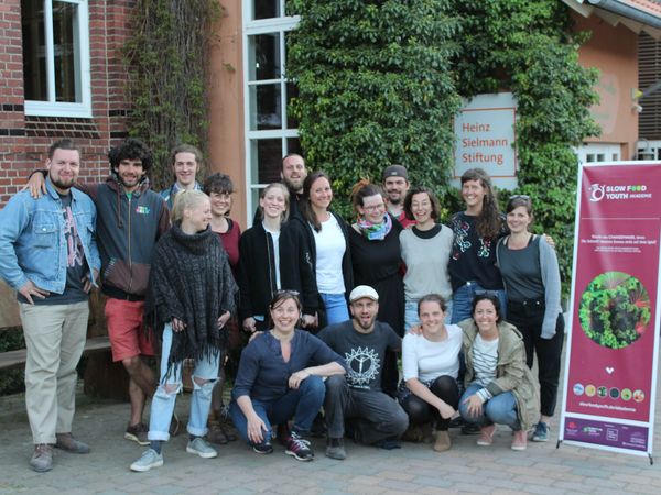 Ein Jahr später: Die Akademie-Teilnehmer 2017 beim ersten Alumni-Treffen auf Gut Herbigshagen. Foto: SFYA