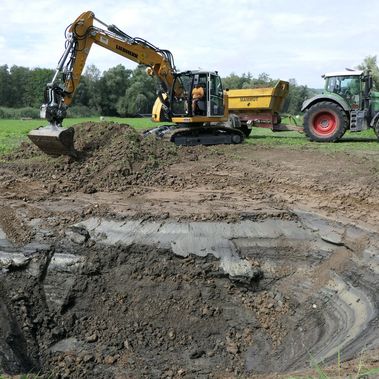 Zwei Probelöcher wurden mit dem Bagger ausgehoben.