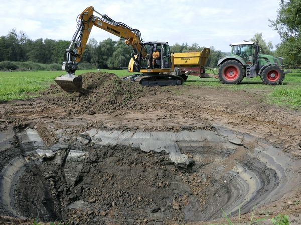 Zwei Probelöcher wurden mit dem Bagger ausgehoben.