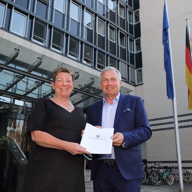 Umweltministerin Prof. Claudia Dalbert überreicht Michael Beier den Fördermittelbescheid über 75.000 Euro zum Schutz der Elbe. Foto: Frank Drechsler