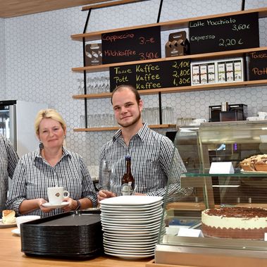 Pächter Torsten Liebscher, Betriebsleiterin Marcella Otto und Mitarbeiter Martin Sandhagen sind für ihre Gäste da. Foto: Iris Blank