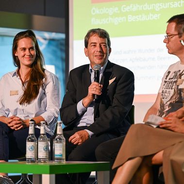 Menschen diskutieren auf einer Bühne beim 3. Wildbienensymposium am 23. September Museum der Natur Hamburg. V.l.n.r: Dr. Sophie Ogan, Dr. Hannes Petrischak, Dr. Ulrich Kotthoff und Moderatorin Dr. Tanja Busse