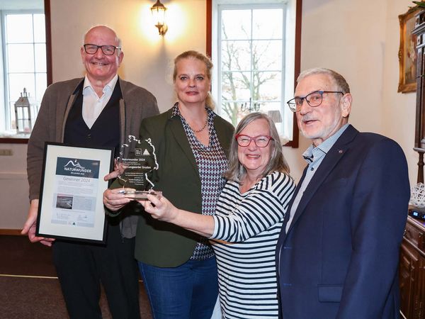 V.l.n.r.: Reinhard Evers, 1. Vorsitzender Touristik Butjadingen e.V., Carolin Ruh, Vorstand Heinz Sielmann Stiftung, Scarlett Zurr, Vorstand Touristik Butjadingen e.V, und Werner Mohr, Vizepräsident Deutscher Wanderverband, bei der Auszeichnung des Langwarder Grodens als Naturwunder des Jahres 2024 auf dem Hof Iggewarden in Butjadingen. 