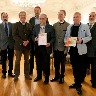 Auszeichnungsübergabe an den Landschaftspflegeverband Freising und die Heinz Sielmann Stiftung im Beisein aller Podiumsgäste des Sielmann Dialogs. Foto: S. Wunderlich