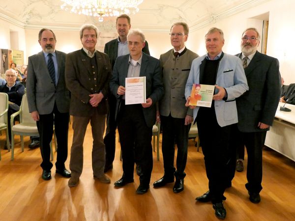 Auszeichnungsübergabe an den Landschaftspflegeverband Freising und die Heinz Sielmann Stiftung im Beisein aller Podiumsgäste des Sielmann Dialogs. Foto: S. Wunderlich