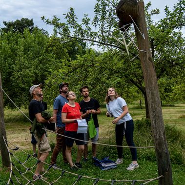 Die Spielakteure lösen knifflige Rätsel.