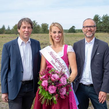 Madita Wendte ist die neue Heidekönigin und wurde von den Vertretern der Stiftung, Dr. Hannes Petrischak (links) und Thomas Bischoff, begrüßt. Foto: Tanja Marotzke