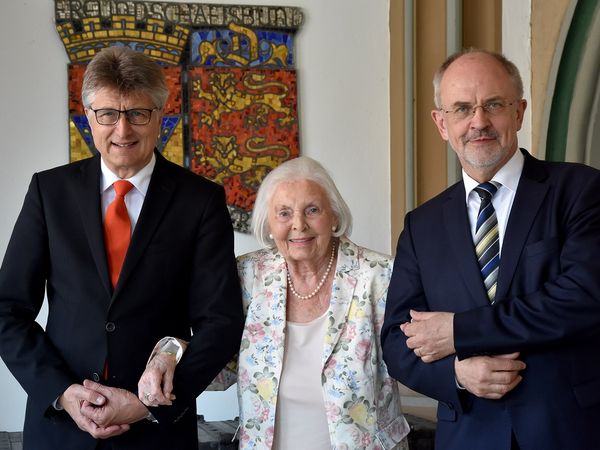 Dr. Fritz Brickwedde, Inge Sielmann und Wolfgang Nolte im Rathaus Duderstadt. Foto: Iris Blank