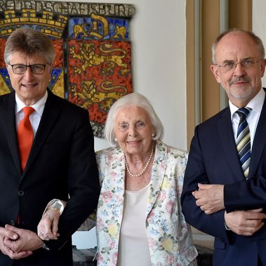 Dr. Fritz Brickwedde, Inge Sielmann und Wolfgang Nolte im Rathaus Duderstadt. Foto: Iris Blank